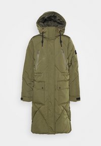 Abrigo largo tipo puffer de color verde oliva con capucha, que cuenta con dos bolsillos con cremallera, cierre de botones a presión y diseño acolchado con detalles en negro.