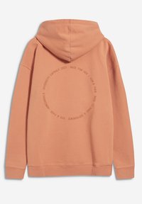 Bluza z kapturem w jasnym brzoskwiniowym kolorze, wykonana z miękkiego materiału. Posiada okrągły nadruk z tekstem na plecach. Długie rękawy i ściągacze.