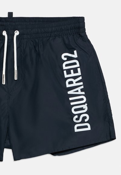 Μπλε ναυτικό μαγιό σορτς με ελαστική μέση, λευκά κορδόνια και κατακόρυφο λευκό λογότυπο "DSQUARED2" στο δεξί πόδι.