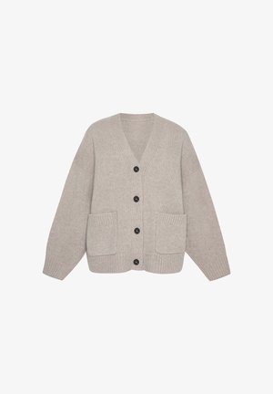 Beige gebreid vest met een V-hals, vier zwarte knopen en twee opgestikte zakken; geribbelde textuur en lange mouwen.