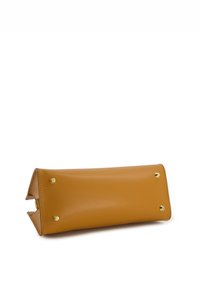 Senfgelbe Lederhandtasche mit rechteckiger Form, glatter Textur und goldenen Hardware-Akzenten; verfügt an einem Ende über eine dreieckige Faltung.