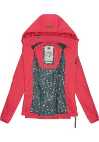 Rode buitenjas met een capuchon, voorzien van een bloempatroon in de binnenvoering in tinten teal en geel, elastische manchetten en een trekkoord onderaan.