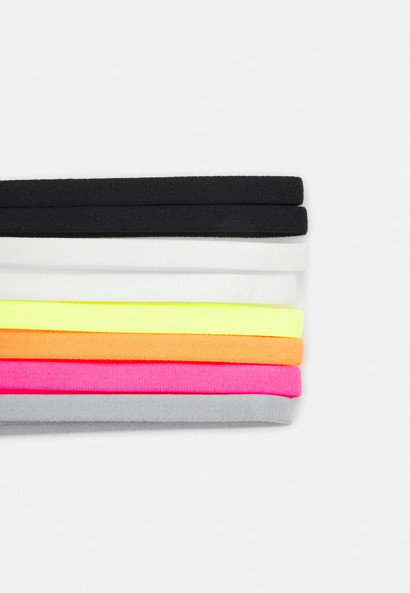 Ensemble de bandeaux élastiques de différentes couleurs : noir, blanc, gris, rose fluo, orange et jaune. Chaque bandeau est lisse et mince.