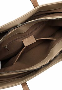 Beige Leder-Handtasche mit glatter Oberfläche, ausgestattet mit einem braunen Stofffutter, mehreren Fächern und einer Reißverschlusstasche im Inneren.