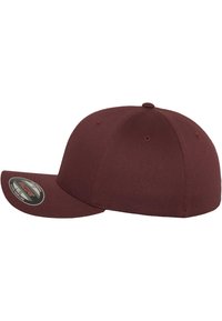 Maroon bejzbolska kapa izrađena od teksturiranog materijala. Ima ravni vizir, zaobljenu krunu i suptilan logo marke s lijeve strane.