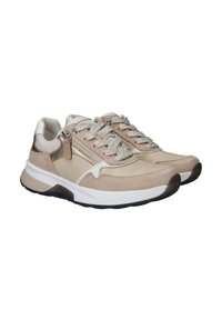 Beige Sport Schuhe aus Wildleder und Mesh-Materialien, mit einem seitlichen Reißverschluss, strukturierten Schnürsenkeln und einer Gummisohle mit einem leichten Absatz.