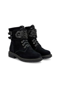 Bottines noires en daim avec une sangle décorative en perles, un devant à lacets, deux boucles et une semelle en caoutchouc. Fini texturé avec des coutures contrastées.