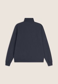 Felpa navy con colletto alto, maniche lunghe e polsini a coste. Tessuto liscio, colore uniforme senza fantasie o dettagli hardware visibili.
