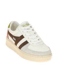 Baskets blanches avec des accents marron, rose et vert. Comprend trois rayures marron foncé, un bout rond, du cuir texturé et une semelle en caoutchouc.