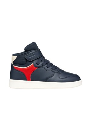 Marineblå højt sneakers med rødt sideløb, hvid sål, polstret ankel, snørebånd og velcrorem på en ensfarvet hvid baggrund.