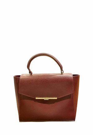 Sac à main en cuir bordeaux structuré avec une poignée supérieure, texture lisse, fermeture rabat et accents en métal doré à l'avant.