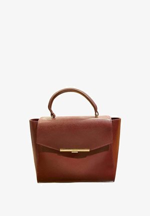 Sac à main en cuir bordeaux structuré avec une poignée supérieure, texture lisse, fermeture rabat et accents en métal doré à l'avant.