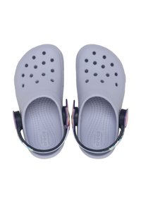 Jasnoszare Crocs z dużymi otworami wentylacyjnymi, teksturowaną wkładką oraz kolorowym paskiem z tyłu z ozdobnym wzorem.