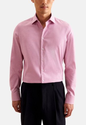 Helles rosa Hemd mit Knöpfen aus gewebtem Stoff, das lange Ärmel, einen klassischen Kragen und weiße Knöpfe hat. Es sind keine Muster oder Akzente sichtbar.