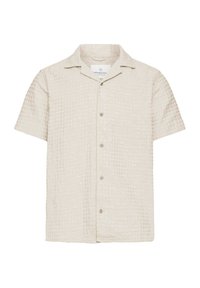 Camisa de manga corta, abotonada en beige claro, de tela texturizada con un patrón de cuadros, que presenta un collar puntiagudo y cinco botones en el frente.
