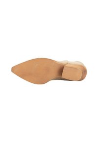 Suela de zapato de ante beige con forma de punta, que presenta un patrón de goma texturizada y un tacón cuadrado de color marrón claro.
