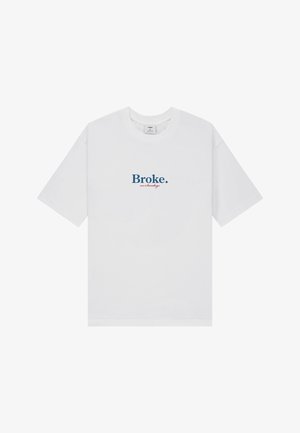 Hvid T-shirt med korte ærmer med teksten "Broke." i blå og "on Sundays" i lille rød skrift centreret på brystet.