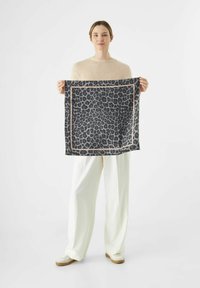 Zijden sjaal met een grijze luipaardprint, omrand met een contrasterende rand. Het materiaal heeft een gladde textuur. De afmetingen zijn vierkant.