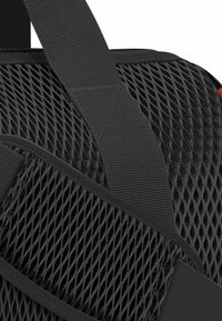 Schwarze Netztragetasche mit einem strukturierten Muster, ausgestattet mit breiten schwarzen Trägerriemen. Das Design umfasst einen roten Akzent am unteren Rand.