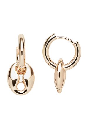 Petites boucles d'oreilles créoles dorées ; l'une avec un pendentif ovale attaché présentant une boucle découpée, l'autre avec un charme allongé lisse.