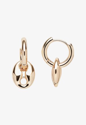Orecchini piccoli a cerchio color oro; uno con un pendente ovale attaccato con un anello ritagliato, l'altro con un ciondolo liscio e allungato.