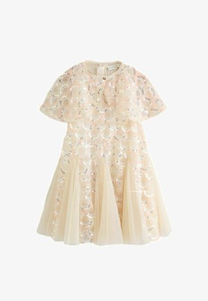 Světle růžové šaty s odpovídajícím pláštěm, zdobené stříbrnými flitry ve vzorech mušlí a jemnými tylovými panely na sukni.