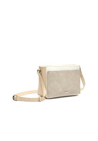 Borsa a tracolla in finta pelle beige chiaro con una texture liscia, forma rettangolare, tracolla regolabile e tasca frontale con un accento metallico.