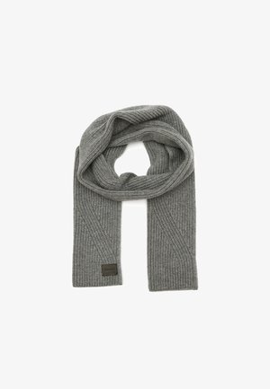Harso neulotut huivi, jossa on ribbikuvio, diagonaalisia kuvioita ja suorakulmainen kangaslaatta yhdellä päällä.