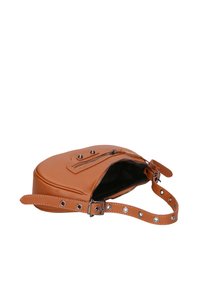 Borsa a tracolla in pelle marrone con forma arrotondata, dotata di una tasca con zip, dettagli a pressione e una tracolla con borchie per lunghezza regolabile.