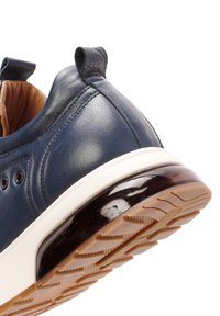 Blauwe leren sneaker met hiel, bruin gewatteerd kraagje, witte tussenzool, doorzichtige luchtkussen en structuur van tan rubberen buitenzool.