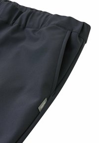 Navyblaue, leichte Stoffhose mit elastischem Bund und seitlichen Taschen. Besitzt ein kleines Markenetikett an der Seite. Glatte Textur.