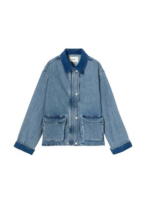 Veste en denim bleu clair avec un col en velours côtelé bleu foncé, deux poches avant, fermeture à boutons-pression et coupe décontractée avec des manches retroussées.