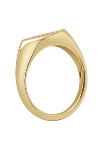 Guldring med et buet design og en flad top, der har en række af små klare sten. Glat overflade med en poleret finish.