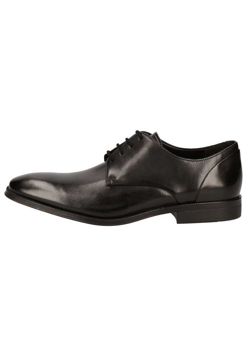 Chaussure habillée pour homme en cuir verni noir, avec un bout pointu, un laçage et un petit talon empilé, présentée de profil sur un fond blanc.