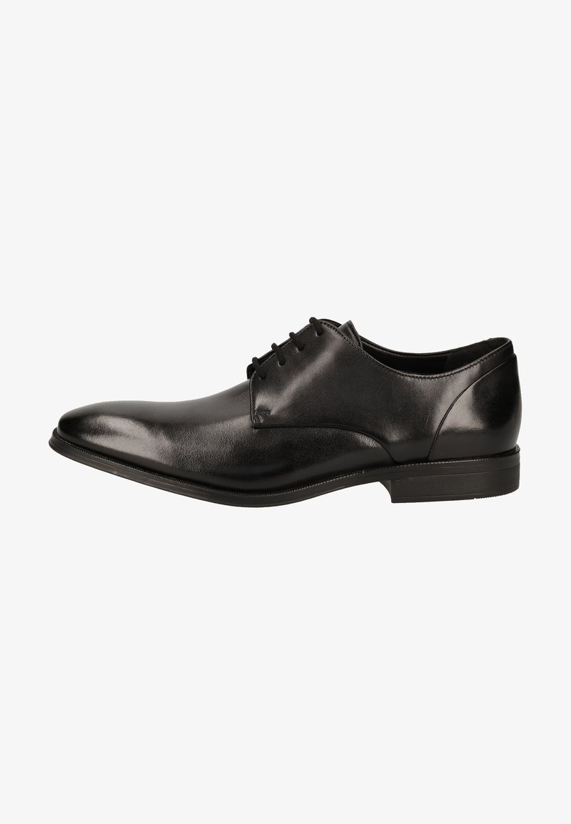 Chaussure habillée pour homme en cuir verni noir, avec un bout pointu, un laçage et un petit talon empilé, présentée de profil sur un fond blanc.