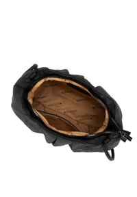 Bolso de cuero negro que cuenta con un exterior texturizado, cierre de cremallera y un forro interior beige con un logo de la marca que se repite. Incluye bolsillos interiores.