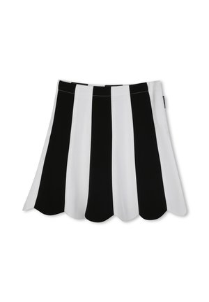 Jupe rayée noir et blanc avec un ourlet festonné, fabriquée en matériau léger. Présente des rayures verticales larges et contrastées.