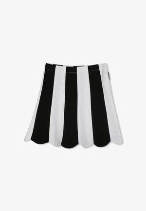 Jupe rayée noir et blanc avec un ourlet festonné, fabriquée en matériau léger. Présente des rayures verticales larges et contrastées.
