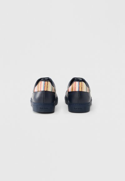 Μπλε ναυτικά δερμάτινα αθλητικά παπούτσια με υφασμένο, πολύχρωμο ραβδωτό διακριτικό στη φτέρνα, με λαστιχένια σόλα και διακριτική λεπτομέρεια λογότυπου.