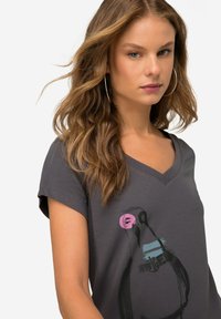 LAURASØN Print T-shirt - dark gray