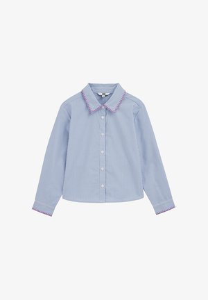 Camisa de manga larga con finas rayas azul y blancas, botones blancos y costuras rosas en el cuello y los puños, cuello puntiagudo.