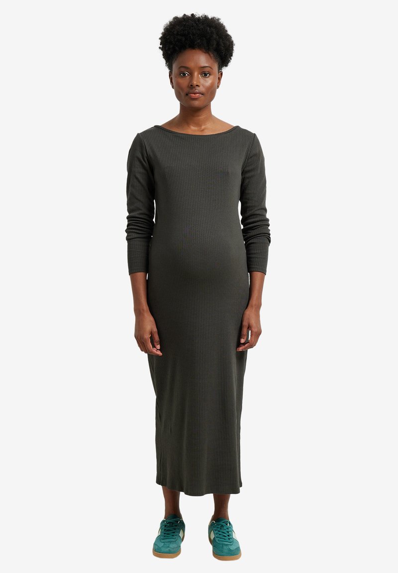 Dunkelgrünes, geripptes Kleid mit langen Ärmeln, schulterfreiem Ausschnitt und mid-calf Länge, kombiniert mit türkisfarbenen Sneakers und einer glatten Textur.