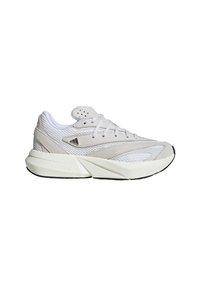 Zapatilla deportiva de color gris claro con material de malla y ante, que presenta cordones planos, una suela acolchada y elementos de diseño angulares.