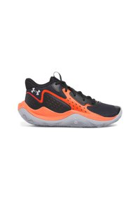 Zapatilla deportiva negra y naranja con parte superior de malla, suela de goma, patrón texturizado y talón reforzado. Presenta un logotipo prominente en el lateral.