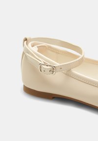 Bata Ballerine con cinturino - beige