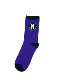 Lila Socke mit einem dunkelblauen Bündchen, das ein schwarzes Schildlogo mit einem weißen "N" am Knöchel zeigt. Hergestellt aus einem weichen, strukturierten Material.