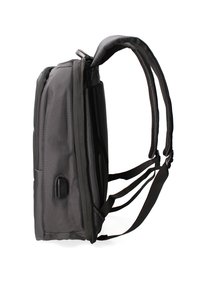 Sac à dos en tissu noir de forme rectangulaire, doté de bretelles rembourrées, d'une poche latérale avec un petit détail en métal et d'une surface texturée.