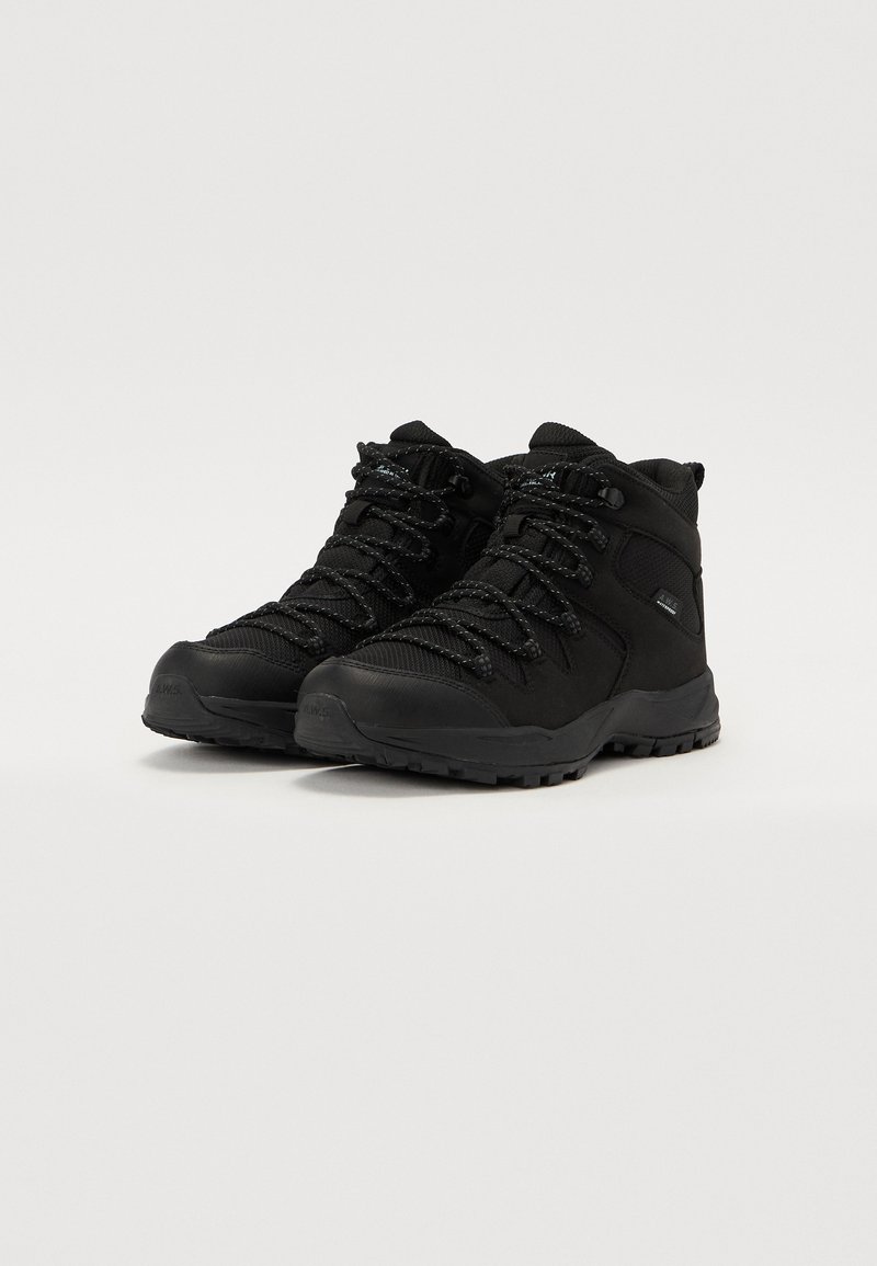 Schwarze Wanderschuhe mit strukturiertem Obermaterial, Gummisohlen und verstärkter Zehenkappe. Sie verfügen über robuste Schnürsenkel und ein Design mit Knöchelsupport.