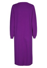 Abito viola lavorato a maglia con maniche lunghe e taglio dritto. Presenta linee verticali testurizzate e un collo rotondo. Design di lunghezza media.