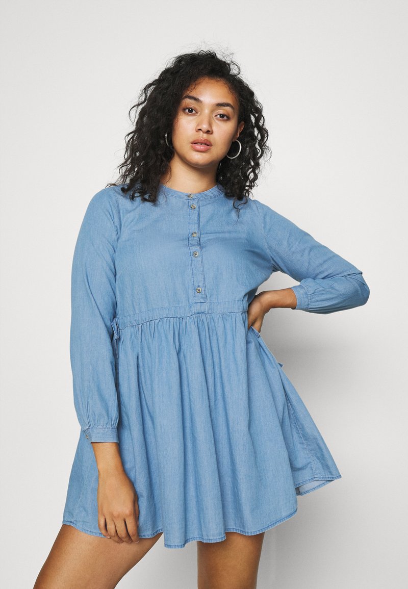 Mamalicious Curve MLSTINA LIA WOVEN TUNIC - Blusa - light blue/chambray